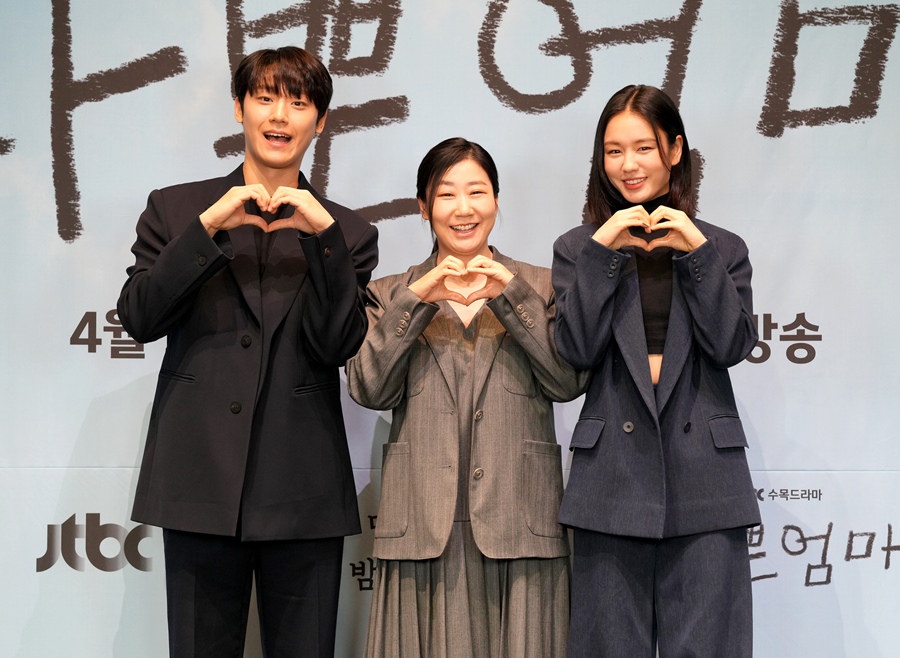 ▲ 왼쪽부터 이도현, 라미란, 안은진. 제공ㅣJTBC