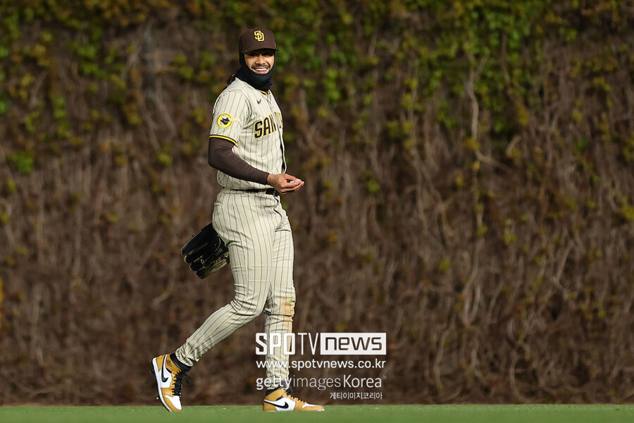▲ 리글리필드에서 외야 수비를 하고 있는 페르난도 타티스 주니어.