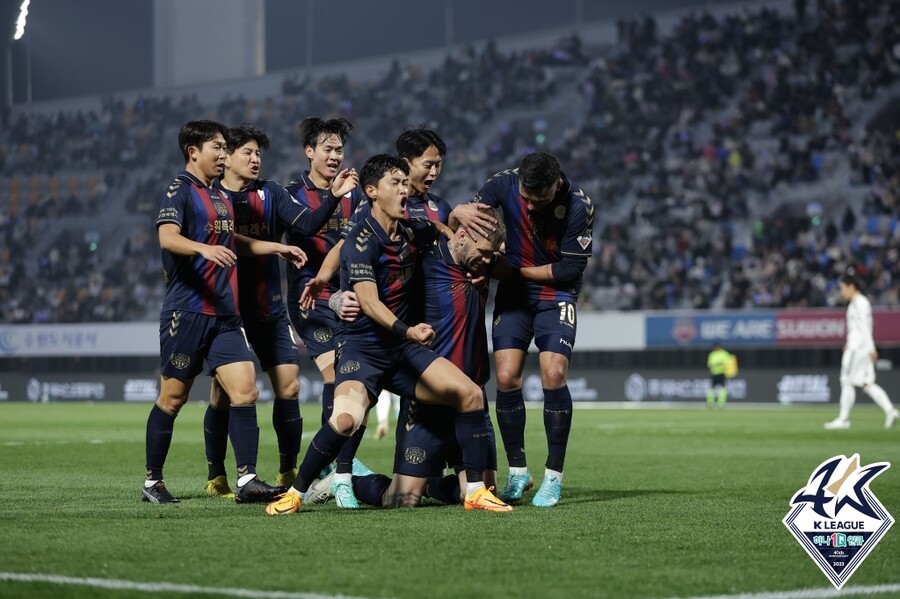 ▲ 지난 홈 경기 전북전에서 라스의 결승골로 1-0으로 이긴 수원FC. ⓒ한국프로축구연맹