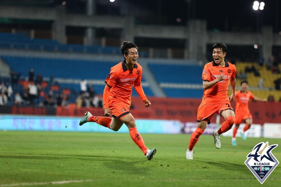 ▲ 이웅희의 극장골로 시즌 첫 승을 챙긴 강원FC.ⓒ한국프로축구연맹