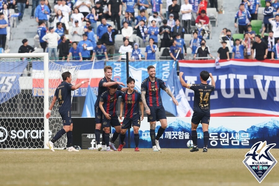 ▲ 수원 삼성과 더비 경기 당시 데뷔골로 수원FC에 리드를 안긴 이광혁. ⓒ한국프로축구연맹