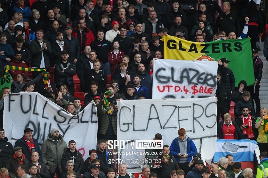 ▲ 지난 14일 올드 트래포드에서 열린 2022-23 UEFA 유로파리그 8강 1차전 세비야와 경기에서 글레이저 아웃 현수막을 펼치고 있는 맨체스터 유나이티드 팬들.