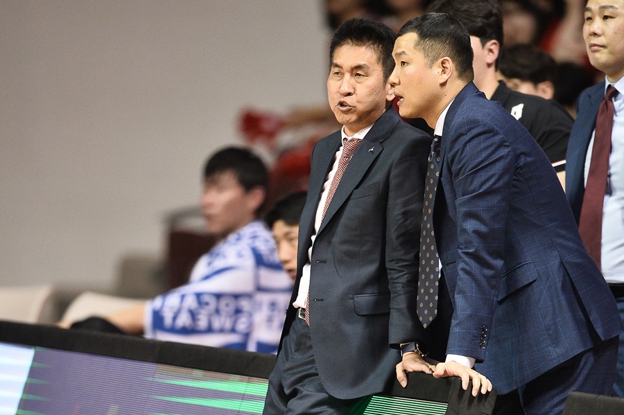 ▲ KGC 김상식 감독(왼쪽)의 수가 통했다 ⓒ KBL