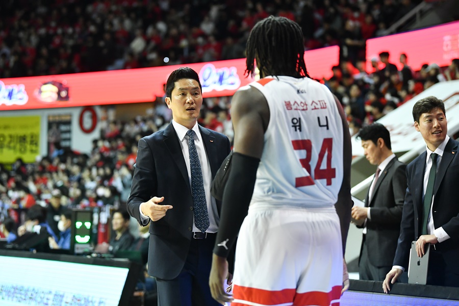 ▲ 서울 SK 전희철 감독과 자밀 워니(왼쪽부터). 워니의 9득점은 전희철 감독도 낯선 기록이었다 ⓒ KBL