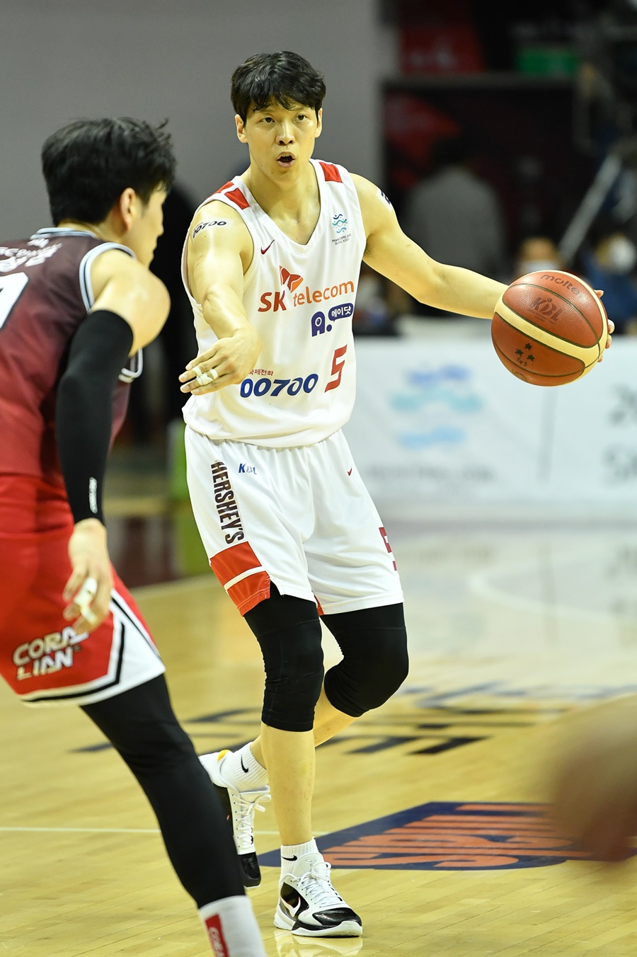 ▲ 문성곤이 김선형의 약점인 왼쪽 돌파를 일부러 내주는 모습 ⓒ KBL