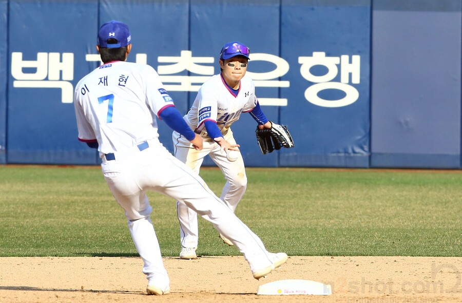 ▲이재현(왼쪽)과 김지찬이 수비를 하고 있다. ⓒ삼성 라이온즈
