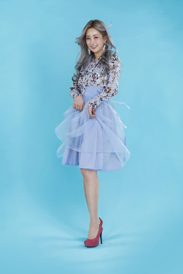 ▲ 신나는 세미 트로트 '웬 떡이냐'로 돌아온 연예진. 제공|포슘코리아