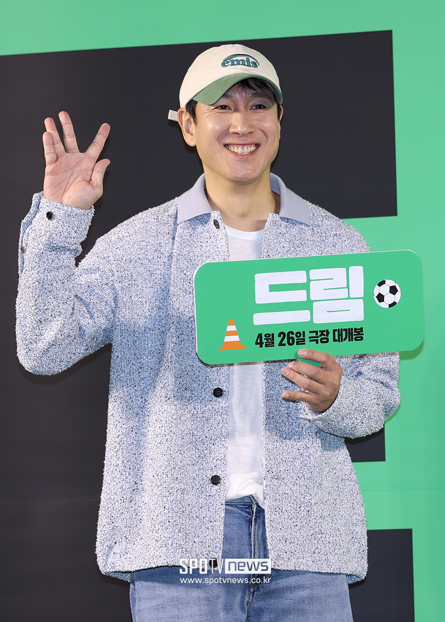 ▲ 드림 시사회에서도 손동작으로 킬링 로맨스 홍보 중인 이선균 ⓒ곽혜미 기자