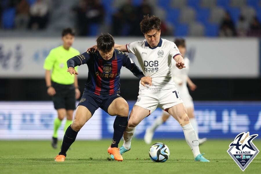 ▲ 서울전 선발로 나서는 수원FC U22 자원 이대광(왼쪽) ⓒ 한국프로축구연맹
