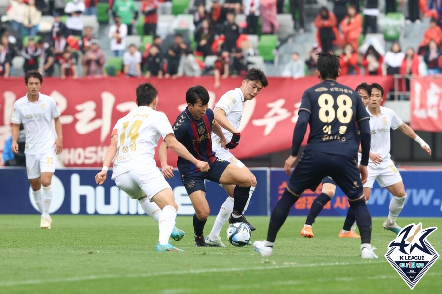 ▲ 수원FC 윤빛가람이 분전했지만 서울전 대패를 막지 못했다 ⓒ 한국프로축구연맹