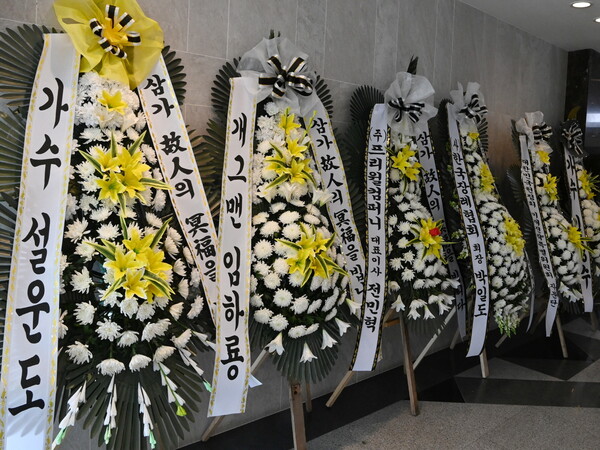 ▲ 고 서세원의 빈소가 마련된 서울 풍납동 서울아산병원 장례식장 복도에 각계에서 보내온 조화가 늘어서 있다. 사진공동취재단