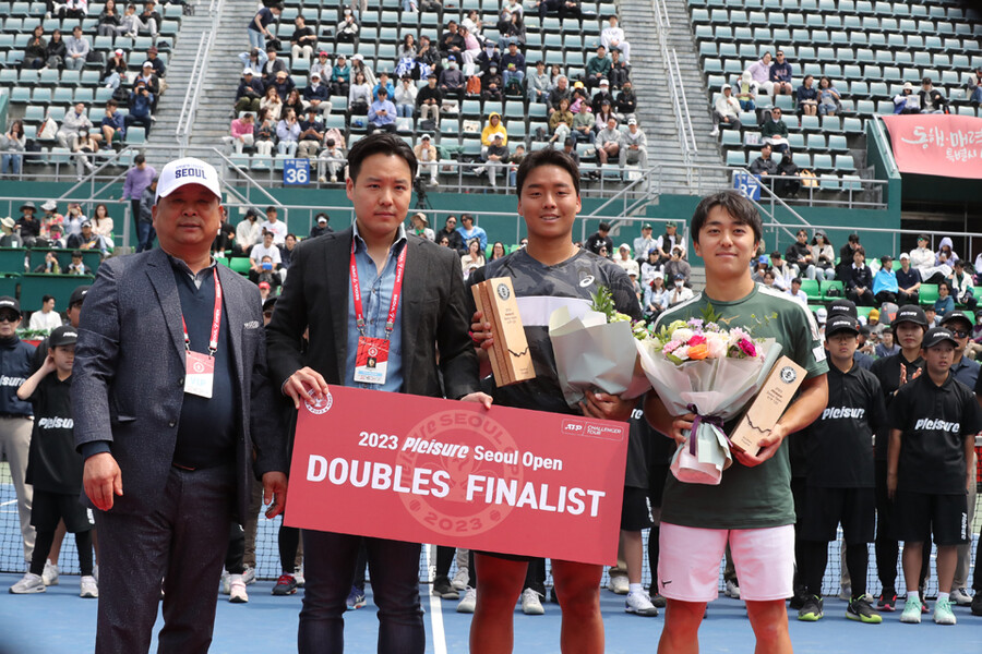▲ 2023 ATP 서울오픈 챌린저 복식에서 준우승한 정윤성(오른쪽에서 두 번째)과 시미즈 유타(맨 오른쪽) ⓒ서울오픈 챌린저 대회조직위원회