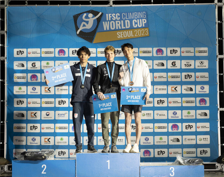 ▲ 2023 IFSC 스포츠클라이밍 월드컵 볼더링 남자부에서 동메달을 따낸 천종원(오른쪽)과 우승자인 메흐디 샬락(가운데) 2위 나라사키 토모아 ⓒ대한산악연맹