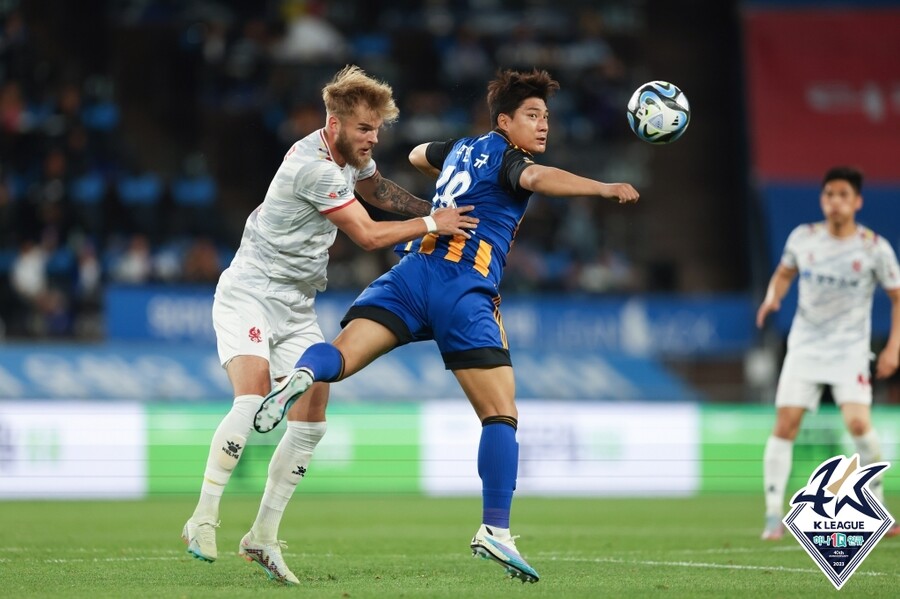 ▲ 티모(왼쪽)가 30일 울산 원정에서 경고 누적 퇴장을 받았다 ⓒ한국프로축구연맹