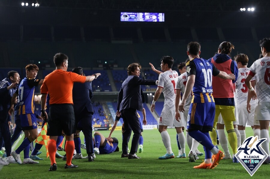▲ 막판에 한껏 과열됐던 울산-광주전 ⓒ한국프로축구연맹