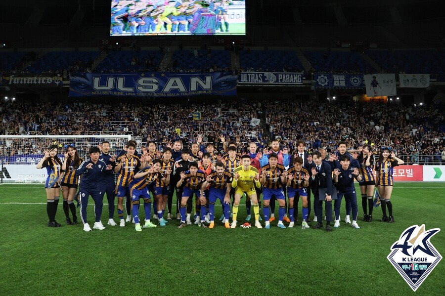▲ 울산 현대 홈 팬들과 함께 ⓒ한국프로축구연맹
