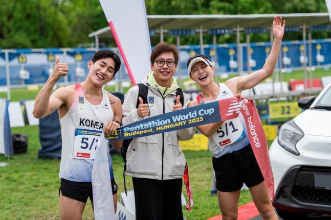 ▲ 2023시즌 UIPM 근대5종 월드컵 3차 대회 혼성 계주에서 우승한 서창완(왼쪽)과 김선우(오른쪽) ⓒ대한근대5종연맹