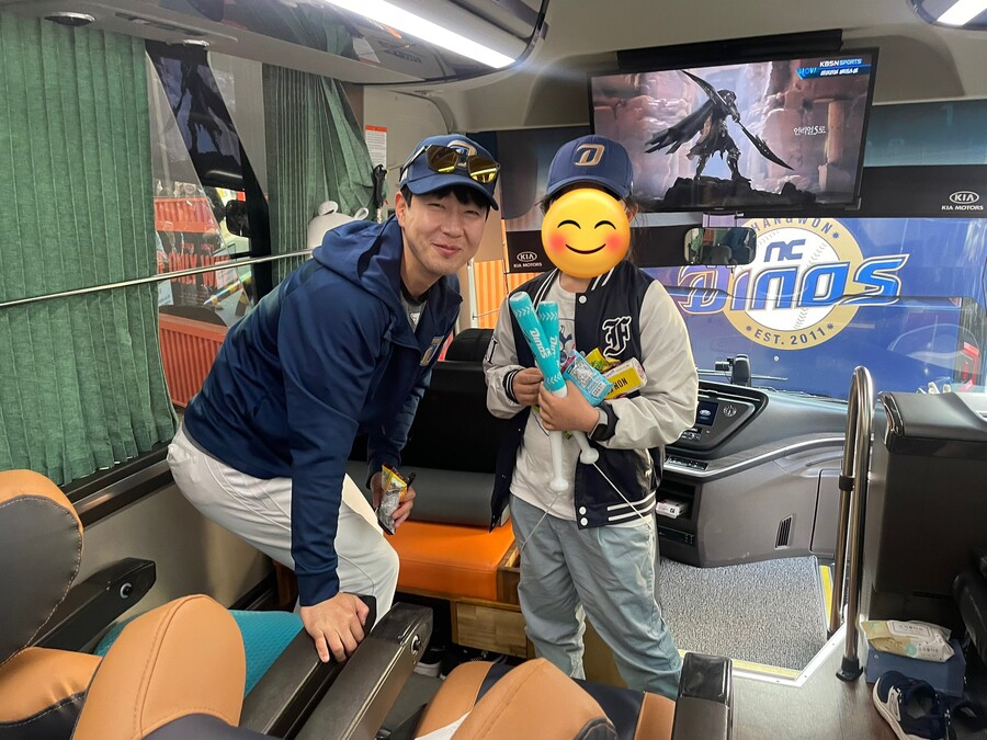 ▲ NC 다이노스 박건우(왼쪽)가 어린이팬을 구단 버스에 태워 함께 사진 촬영을 했다. ⓒ 어린이팬 보호자 SNS