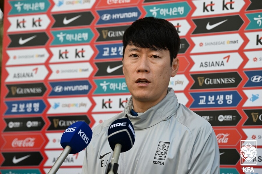 ▲ 1일 U-20 월드컵을 준비하는 김은중 감독이 훈련에 앞서 취재진 질문에 답하고 있다 ⓒ 대한축구협회