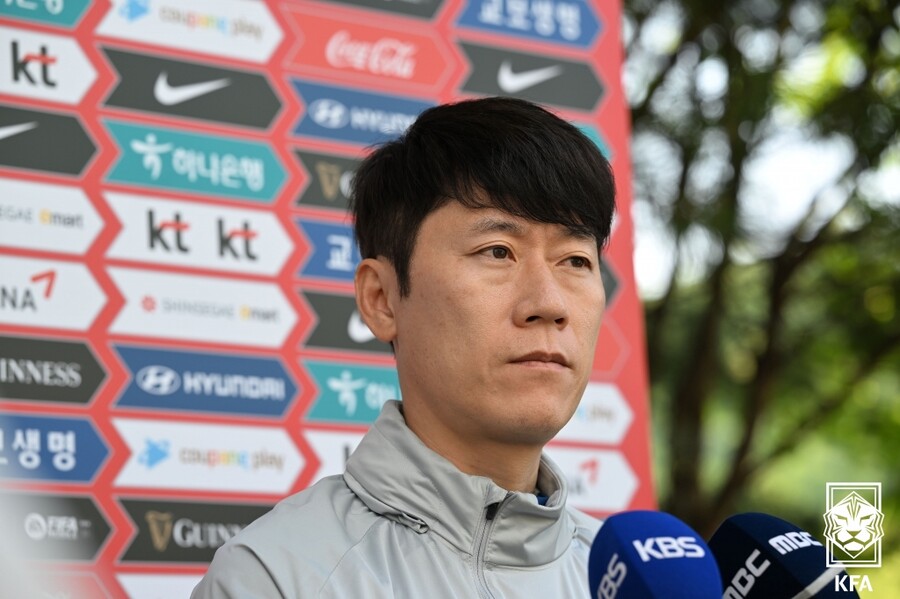 ▲ 1일 U-20 월드컵을 준비하는 김은중 감독이 훈련에 앞서 취재진 질문에 답하고 있다 ⓒ 대한축구협회