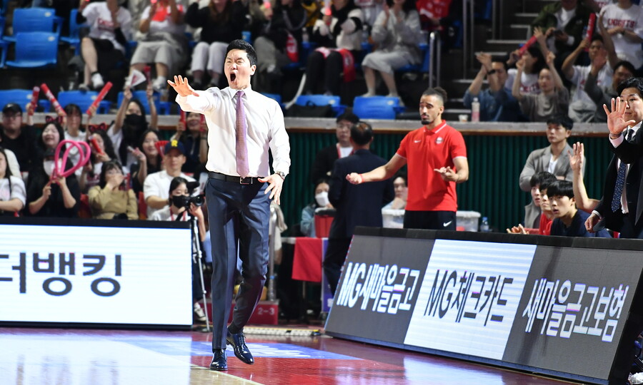 ▲ 전희철 감독의 용병술이 통했다. ⓒKBL