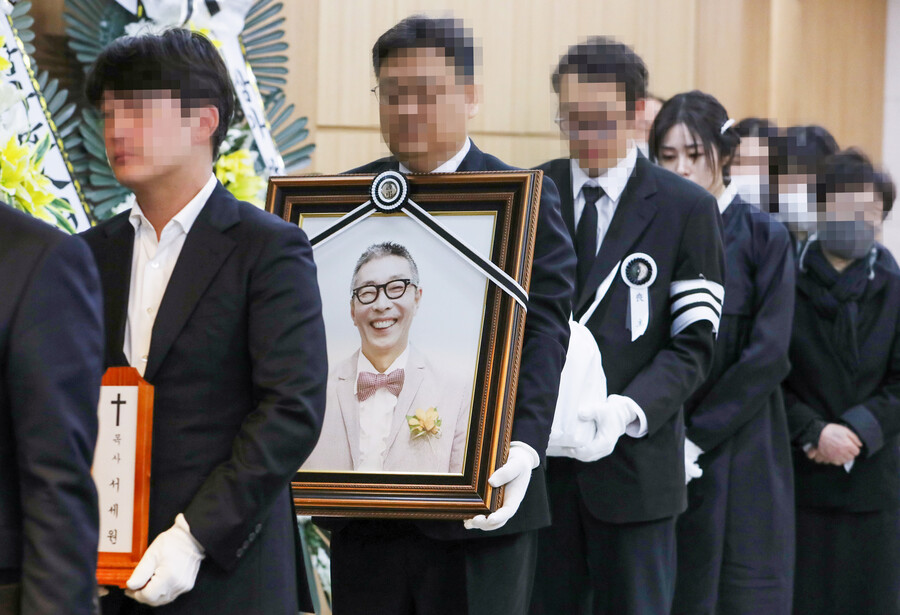 "산 넘고 물 건너 바다 건너서" 故서세원 마지막 가는 길[이슈S]