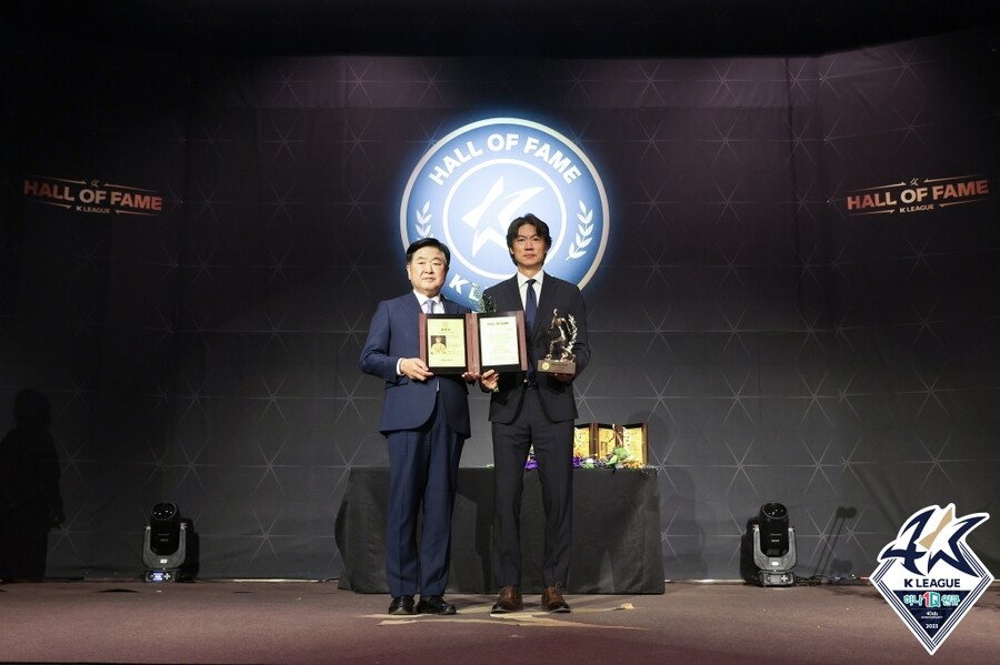 ▲ 홍명보 감독과 권오갑 한국프로축구연맹 총재. ⓒ한국프로축구연맹