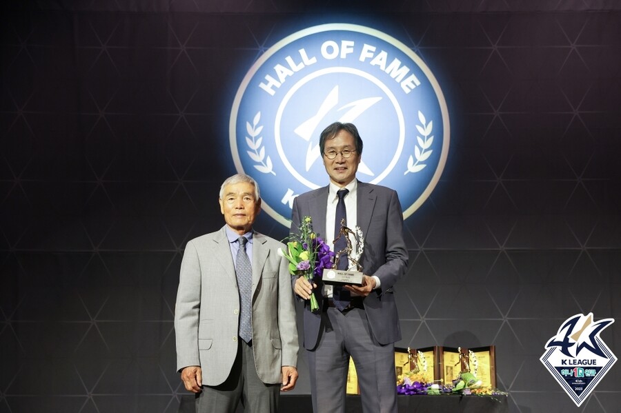 ▲ 최순호 수원FC 단장과 이회택 OB축구회 회장. ⓒ한국프로축구연맹