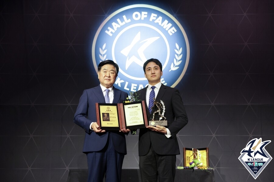 ▲ 김정남 감독 수상의 대리 자격으로 무대에 오른 손자 김민석 씨. ⓒ한국프로축구연맹