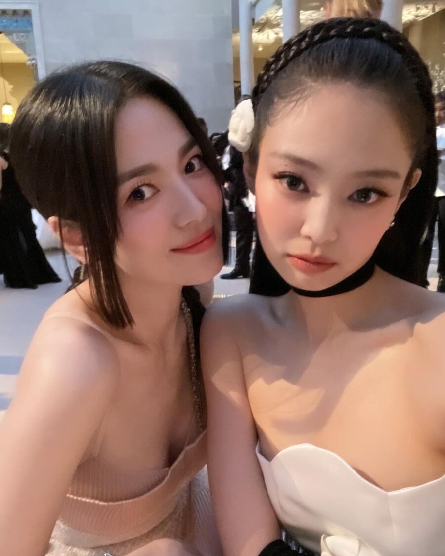 ▲ 송혜교(왼쪽), 블랙핑크 제니. 출처| 보그코리아 인스타그램