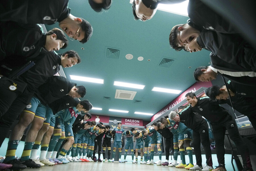 ▲ 하나로 뭉친 대전 하나시티즌 선수단, 오재석은 묵묵히 자기 역할에 집중하고 있다. ⓒ대전 하나시티즌