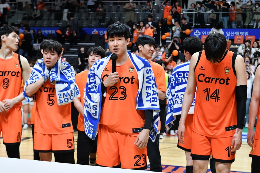 ▲ 동기부여가 떨어진 상황에서도 선수들은 플레이오프 4강까지 팀을 이끌었다 ⓒ KBL