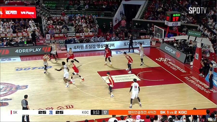 ▲ 서울 SK가 3-2 드롭존을 서는 장면 ⓒSPOTV 중계화면 캡처