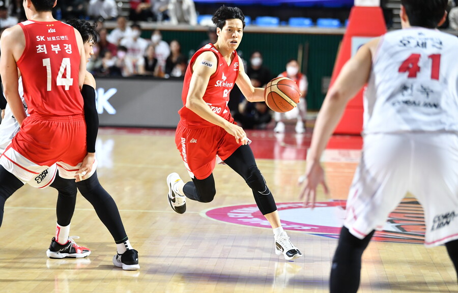 ▲ 서울 SK가 시리즈 2승 2패로 균형을 맞췄다. ⓒKBL