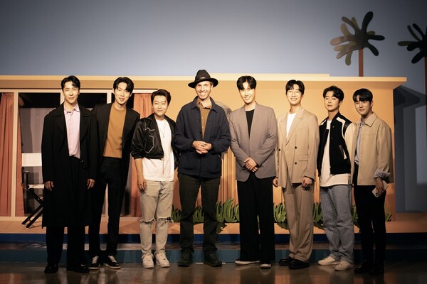 ▲ '불타는 트롯맨' 톱7과 팝아트 화가 제우스(왼쪽에서 네번째). 제공|뉴에라 프로젝트