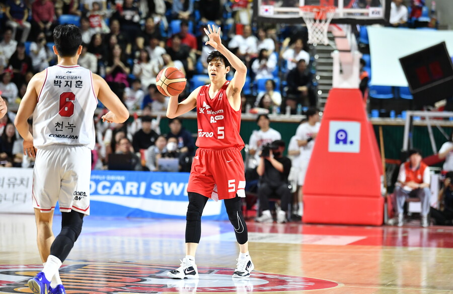 ▲ 서울 SK가 4차전을 잡아내면서 시리즈 2승 2패 균형이 맞춰졌다. ⓒKBL