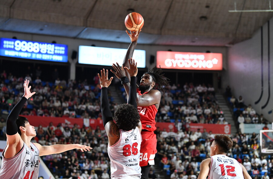 ▲ 서울 SK가 4차전을 잡아내면서 시리즈 2승 2패 균형이 맞춰졌다. ⓒKBL