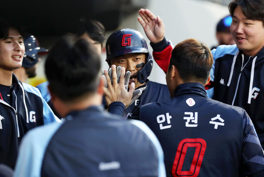 ▲ 한동희는 모두가 예상하지 못한 과감한 홈 대시로 역전 득점을 만들었다 ⓒ연합뉴스