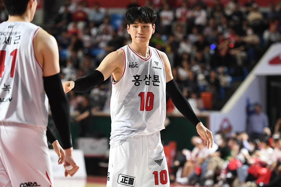 ▲ 김선형(위)과 문성곤. 리그 최고의 공격수와 수비수가 쉴 새 없이 부딪힌다 ⓒ KBL