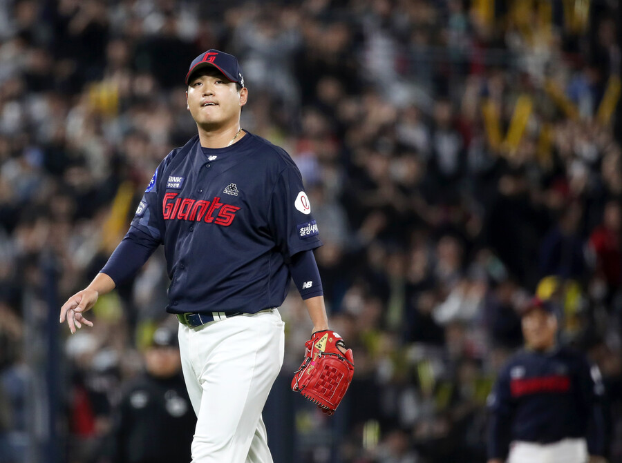 ▲ 부진한 투구로 시즌 첫 패전을 안은 나균안 ⓒ연합뉴스