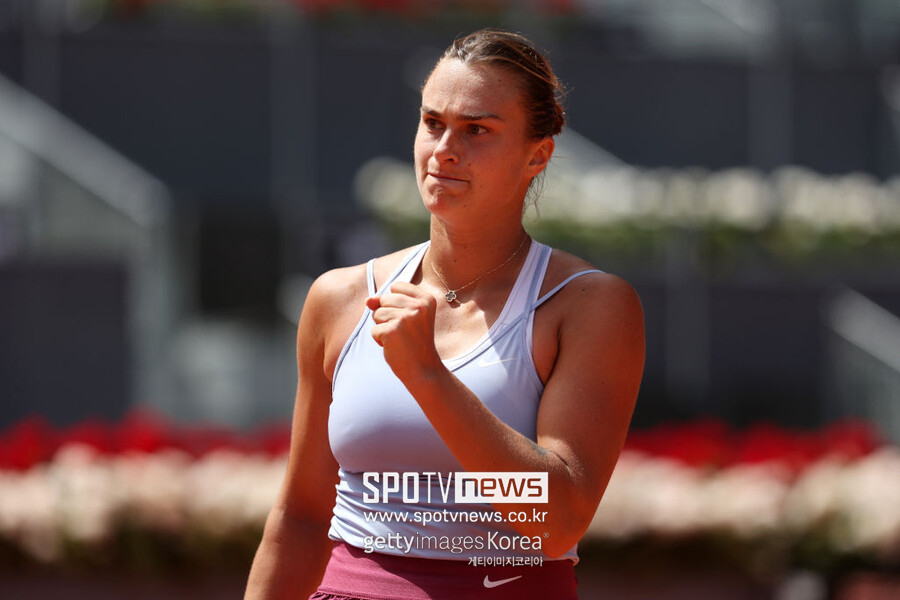 ▲ 아리나 사발렌카가 2023 WTA 투어 마드리드 오픈 단식 8강전에서 득점을 올린 뒤 주먹을 불끈 쥐고 있다.