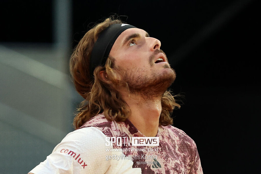 ▲ 2023 ATP 투어 마드리드 오픈 단식 8강전에서 경기가 풀리지 않자 허탈한 표정을 짓는 스테파노스 치치파스