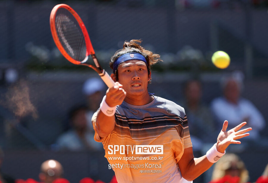 ▲ 장지젠이 2023 ATP 투어 마드리드 오픈 단식 8강전에서 경기를 펼치고 있다.