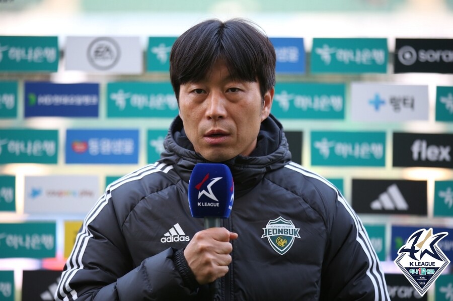 ▲ 김두현 전북 현대 감독 대행(사진 아래)은 무너진 선수단 분위기를 수습하는 부담을 안고 FC서울전에 나선다. ⓒ한국프로축구연맹