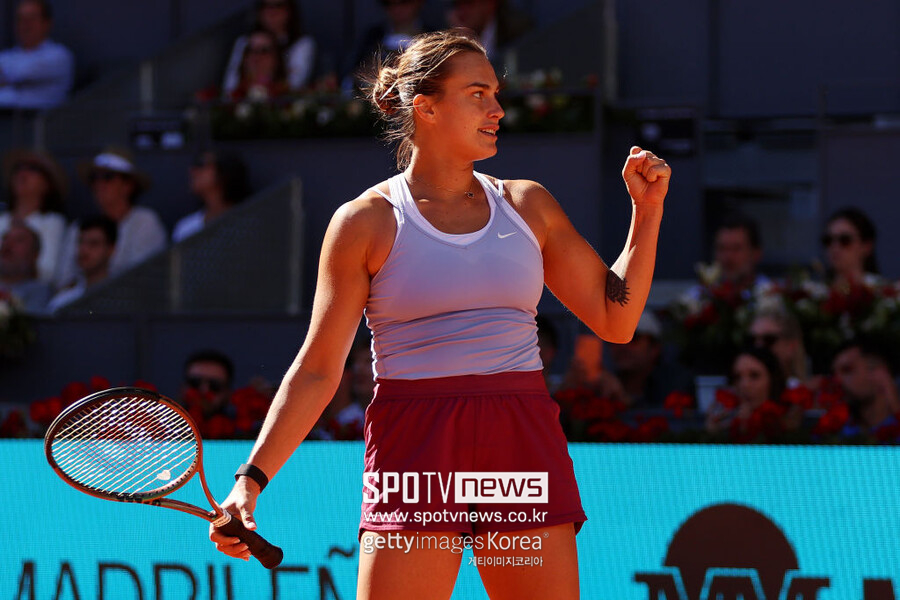 ▲ 아리나 사발렌카가 2023 WTA 투어 마드리드 오픈 단식 준결승전에서 득점을 올린 뒤 주먹을 불끈 쥐고 있다.