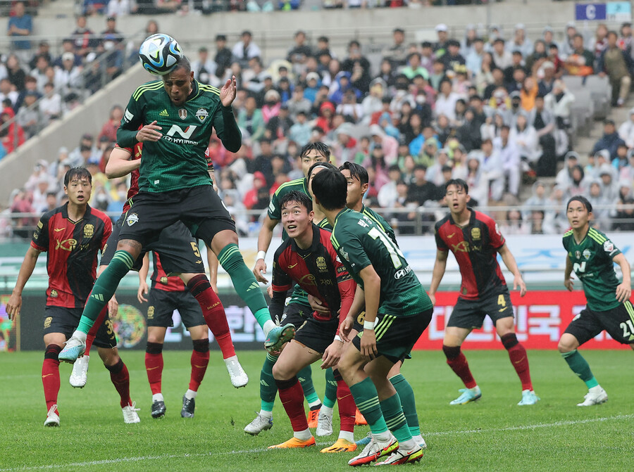 ▲ 양팀 팬들 앞에서 치열하게 싸운 FC서울-전북 현대 ⓒ연합뉴스