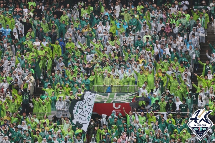 ▲ 전북 현대 팬들은 FC서울 원정 경기부터 응원을 다시 시작했다. ⓒ한국프로축구연맹