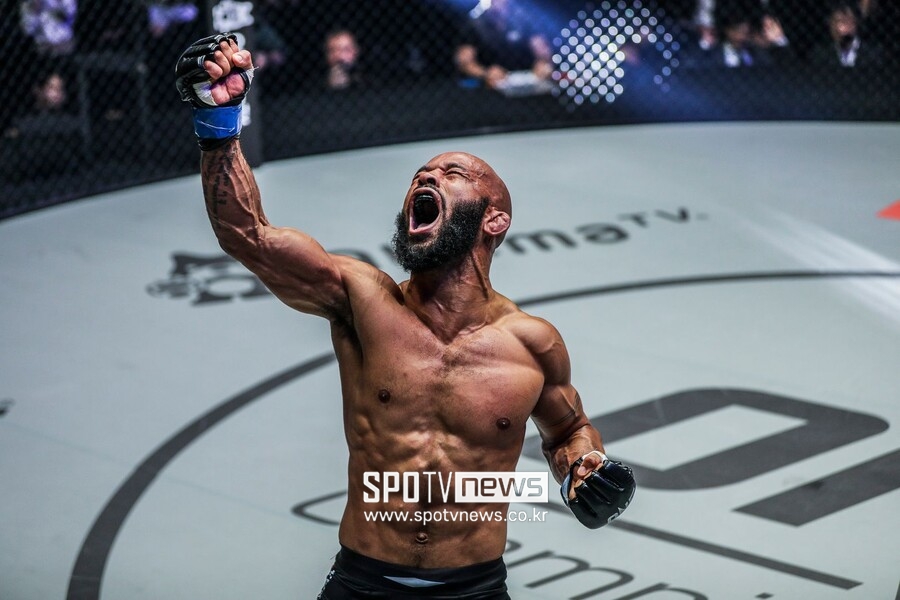 UFC 이어 원챔피언십에서도 전설 쓰는 드미트리우스 존슨…고산지대에서 더 빛나는 무한 체력