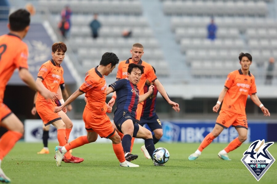 ▲ 경고 누적으로 레드카드를 받은 윤빛가람, 당시 상황. ⓒ한국프로축구연맹