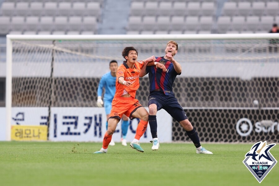 ▲ 치열한 경기를 펼쳤던 강원과 수원FC. ⓒ한국프로축구연맹